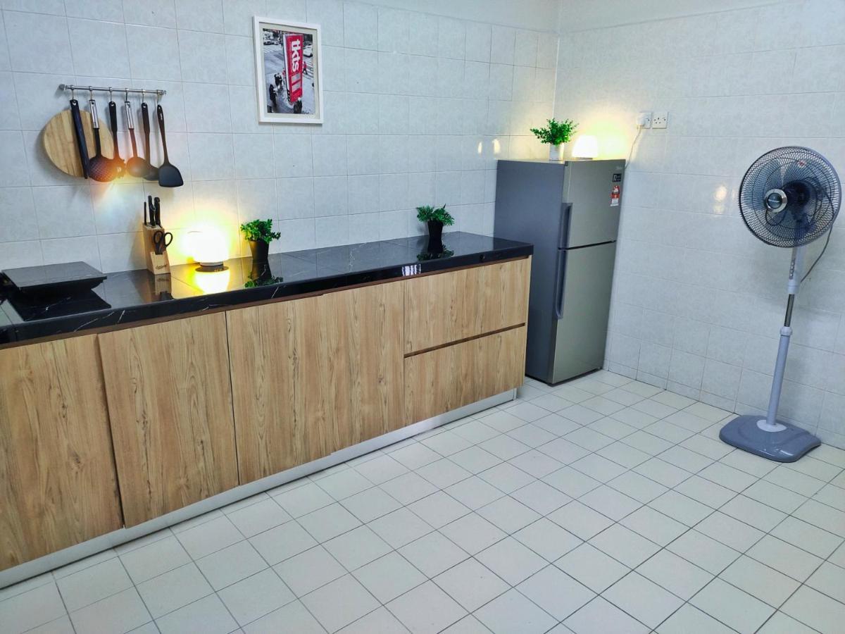 Semi-Detached, Up To 21 Pax, 4 Bedrooms, 3 Bathrooms, 4 Car Parks By Star Home Bayan Lepas Kültér fotó